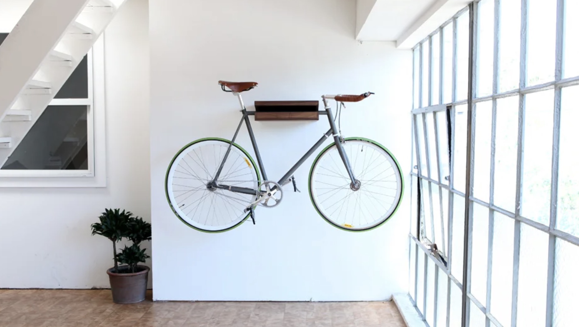 Можно ставить велосипед на. Велосипед на стене. Полка для велосипеда на стену. Хранение велосипедов. Настенное крепление для велосипеда.
